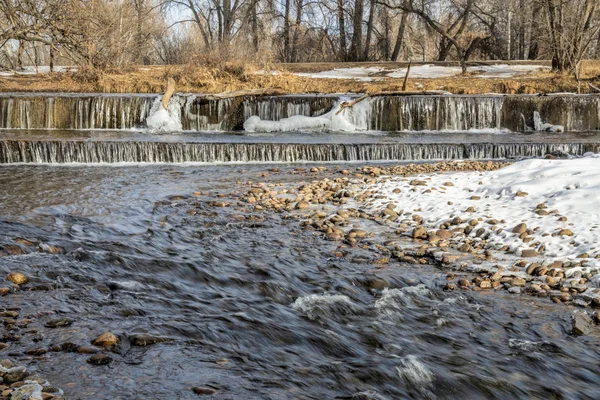 Rivier afleiding dam in winter landschap — Stockfoto