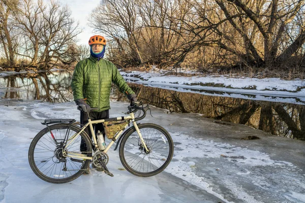 Zimní cyklistika nebo dojíždění koncept — Stock fotografie