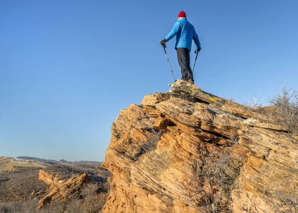 Мужской турист на скале из песчаника — стоковое фото
