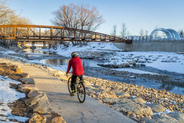 Senior mannelijke fietser is het rijden op een fiets in de winter zonsondergang landschap — Stockfoto