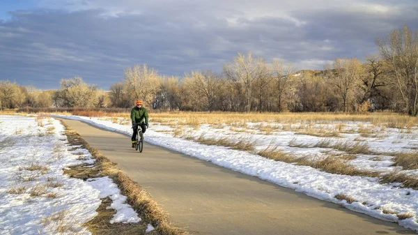 Fietser op een fietspad in winterlandschap — Stockfoto