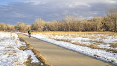 Bisikletçi kış manzarasında bisiklet parkurunda