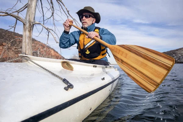 Macho sênior está remando canoa expedição — Fotografia de Stock