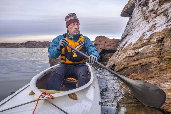 Senior macho es remando expedición canoa — Foto de Stock