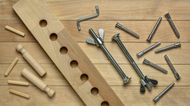 ahşap elementler ve metal donanım