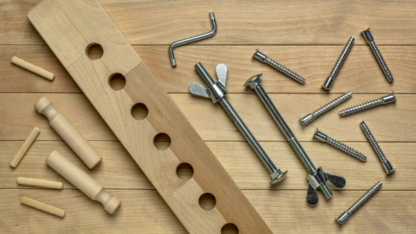 ahşap elementler ve metal donanım