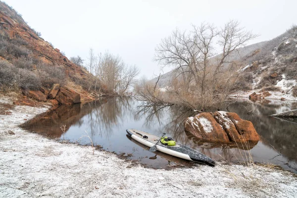 Stare in piedi a remare in inverno — Foto Stock