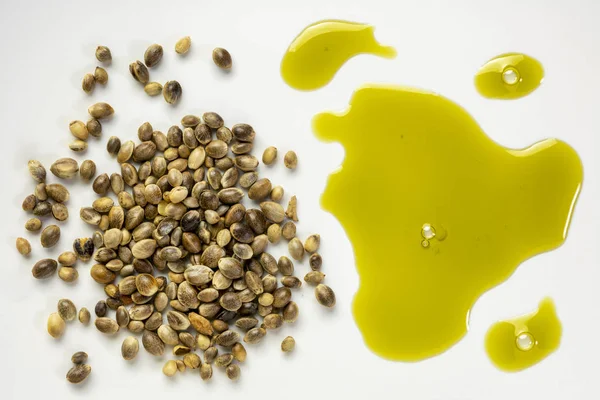 Dry hemp seeds and oil — Stock Photo, Image