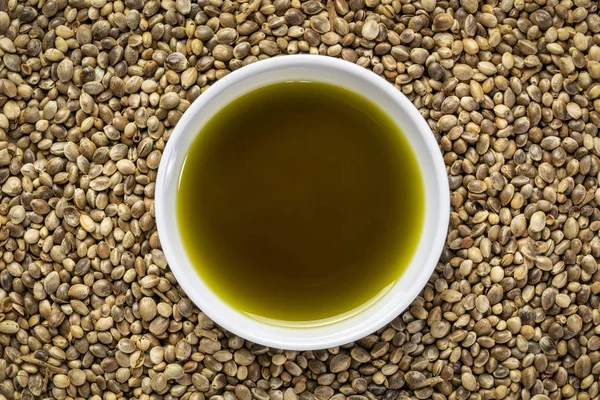 Dry hemp seeds and oil — Stock Photo, Image