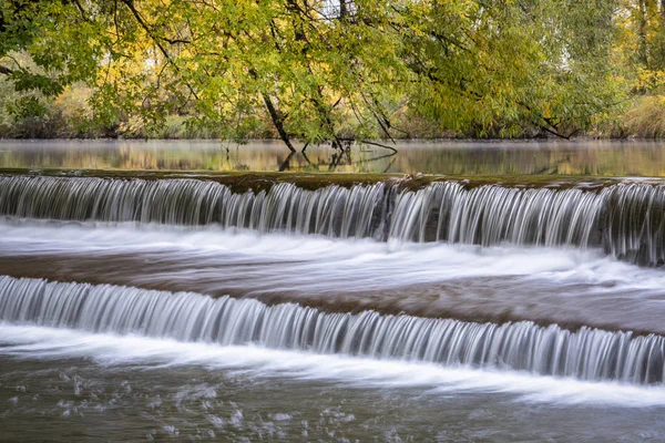 Vízözön a folyó elterelő gátja felett — Stock Fotó