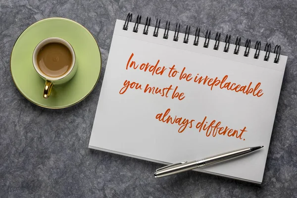 Για να είσαι αναντικατάστατος πρέπει πάντα να είσαι διαφορετικός. — Φωτογραφία Αρχείου