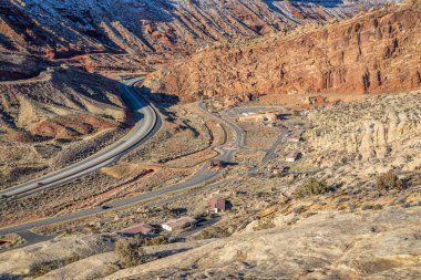 Arches Ulusal Parkı 'na giriş yapan Moab arızasının hava görüntüsü