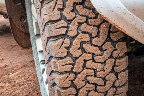 Closeup of all-terrain tire tread of 4x4 SUV — Stock Photo, Image