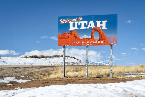 Bem-vindo ao Utah, vida elevada - sinal de estrada com numerosos adesivos — Fotografia de Stock