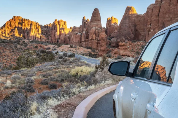 Winter zonsopgang rijden in Arches National Park — Stockfoto