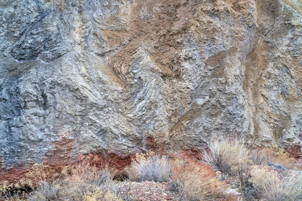 Formação de rocha e penhasco sobre riacho — Fotografia de Stock