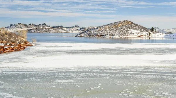 ロッキー山脈の麓にある部分的に凍結された穏やかな湖 コロラド州北部のフォートコリンズ近くの人気のレクリエーション地であるHorsetooth貯水池 冬の景色 — ストック写真