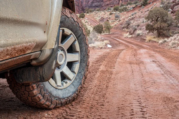 Voorwiel Van 4X4 Suv Auto Vrachtwagen Rijden Een Vuil Canyon — Stockfoto