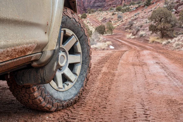 Roda Dianteira Carro 4X4 Suv Caminhão Dirigindo Uma Estrada Canyon — Fotografia de Stock