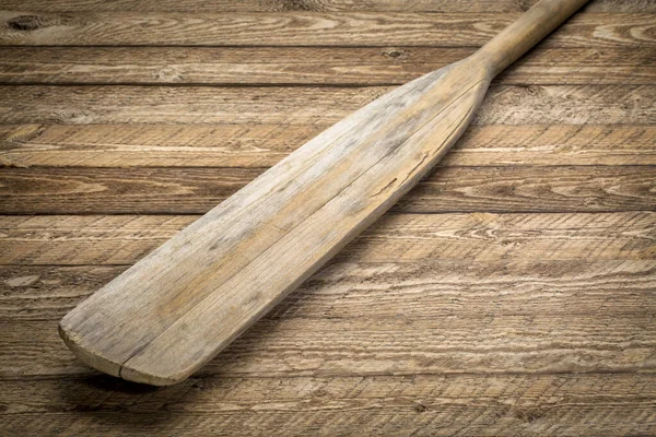 Klinge Eines Alten Kanus Aus Holz Vor Verwittertem Holzhintergrund — Stockfoto