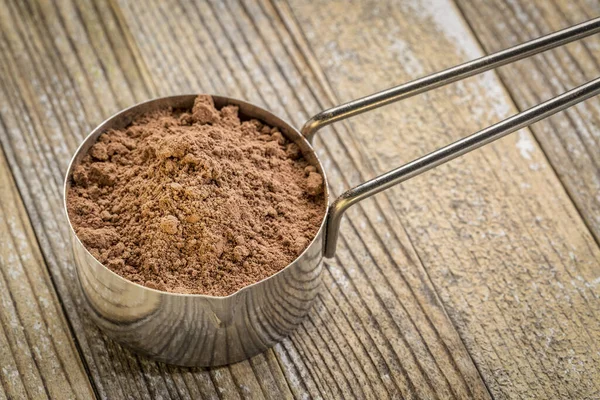 Polvo Cacao Una Cucharada Medición Metal Contra Fondo Madera Grunge — Foto de Stock