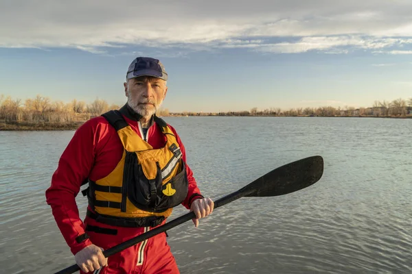 Umweltporträt Eines Älteren Männlichen Paddlers Trockenanzug Und Schwimmweste Mit Stand — Stockfoto