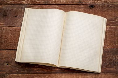 Kırsal kırmızı ahır ahşap bir masada eski boş bir defter açıldı.