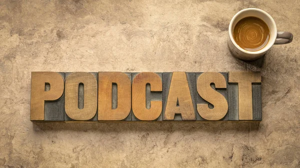 Podcast Sign ヴィンテージレタープレスウッドタイプオーバーテクスチャ樹皮紙でコーヒー インターネット放送 メディアと通信の概念 — ストック写真