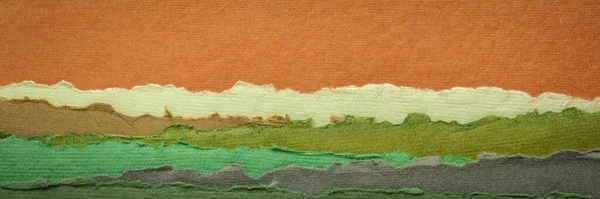 日没の空と緑のフィールドを持つ抽象的なパノラマの風景 リサイクルされた綿の生地から生産カラフルな手作りのインドの論文のコレクション — ストック写真
