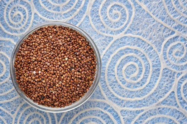 Grano Quinoa Rosso Senza Glutine Una Ciotola Contro Carta Pizzo — Foto Stock