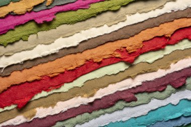 Geri dönüşümlü pamuk kumaş, sanat ve zanaat konseptinden elde edilen pürüzlü kenarlı renkli Hint kağıt çarşafları koleksiyonu