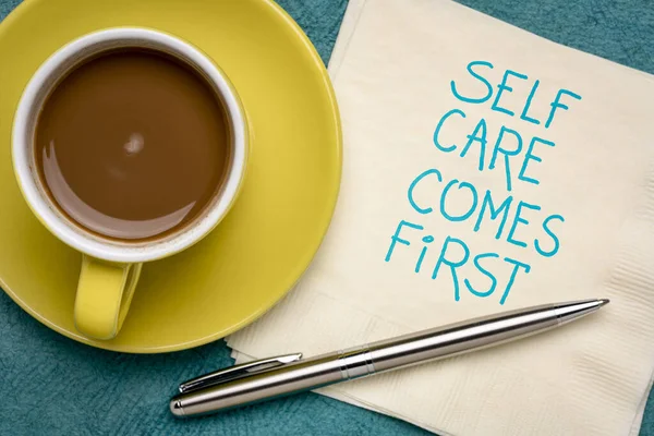 自我保健首先是鼓舞人心的提醒 在餐巾纸上写上咖啡 身体正面 心理健康的标语 — 图库照片