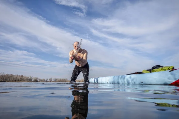 Kıdemli Erkek Raketçi Buz Gibi Göl Suyunda Durulanıyor Sıçratıyor Kolorado — Stok fotoğraf