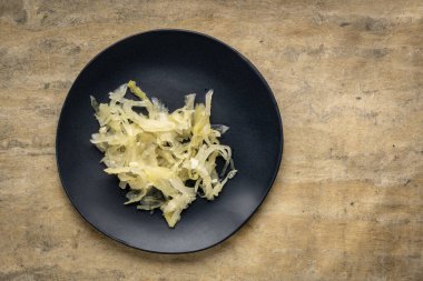 Siyah lahana turşusu kabuklu kağıt kaplama, probiyotik konsepti - mayalanmış gıda mide sağlığına iyi gelir