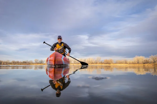 Senior Manliga Paddlare Våtdräkt Paddlar Stand Paddleboard Lugn Sjö Colorado — Stockfoto