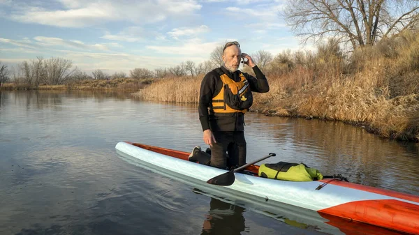 Ein Älterer Männlicher Paddler Neoprenanzug Und Schwimmweste Telefoniert Nach Stand — Stockfoto