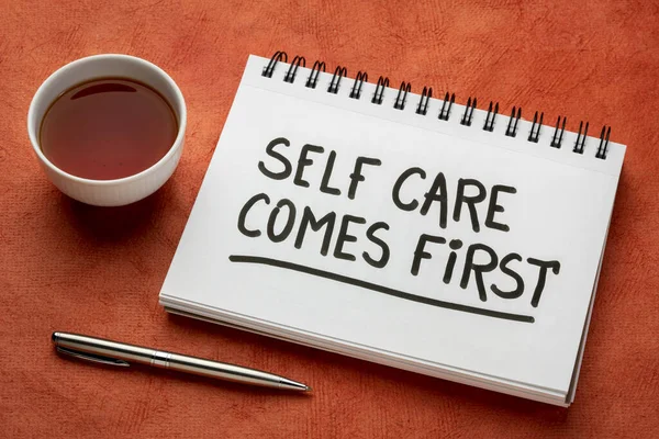 Self Care Przychodzi Pierwsze Inspirujące Przypomnienie Pismo Szkicowniku Herbatą Ciało — Zdjęcie stockowe