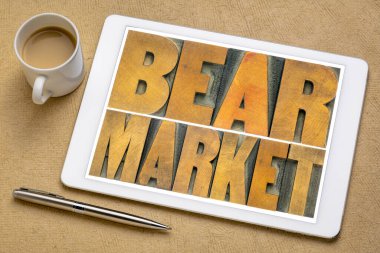 bir dijital tablet üzerinde ahşap türünde ayı pazarı kelimesi soyut - karamsarlık, finans, iş ve ekonomi durgunluğu kavramı