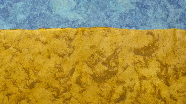 青と金 手作りのテクスチャ紙のカラフルなシートで作成された抽象的な風景 — ストック写真