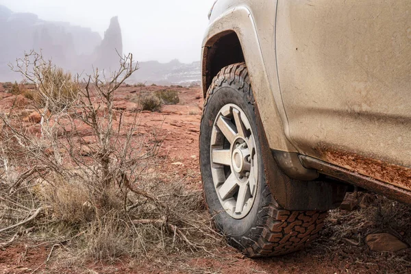 Carro 4X4 Suv Caminhão Dirigindo Uma Trilha Condições Inverno Torres — Fotografia de Stock