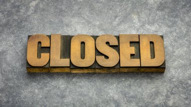 Kapalı sözcüğün soyut harf baskı ahşap tip karşı doku el yapımı kağıt, iş kapatma Coronavirus salgını sırasında