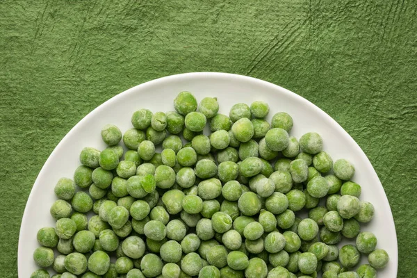 Pois Verts Congelés Sur Une Plaque Céramique Blanche Contre Papier — Photo