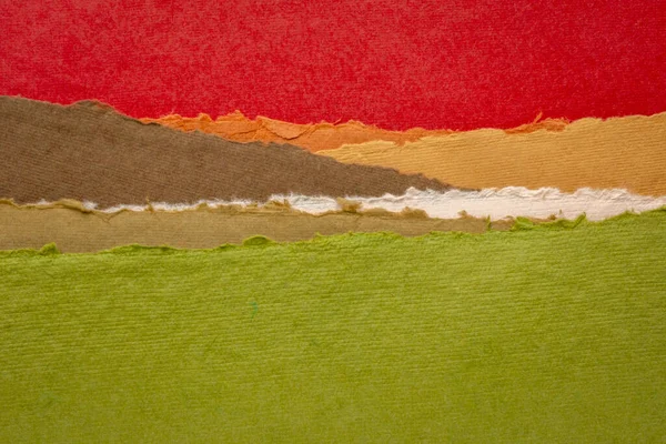 红色日落或日出覆盖在绿地的抽象景观上 由再生棉织物制成的色彩艳丽的手工印度纸的集合 — 图库照片