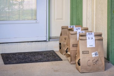 Fort Collins, CO, ABD - 31 Mart 2020: market ve taze ürünlerle dolu kahverengi çantalar Amazon Prime 'dan eve getirildi. Koronavirüs salgını sırasında online alışveriş.