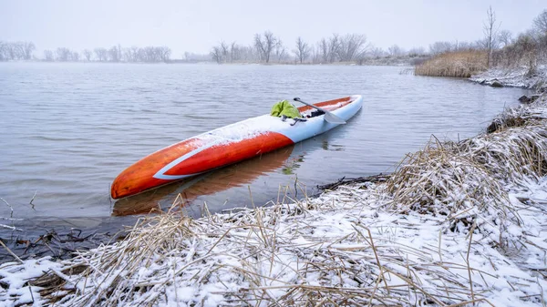 Stand Paddleboard Sneeuwstorm Een Meer Het Noorden Van Colorado Training — Stockfoto