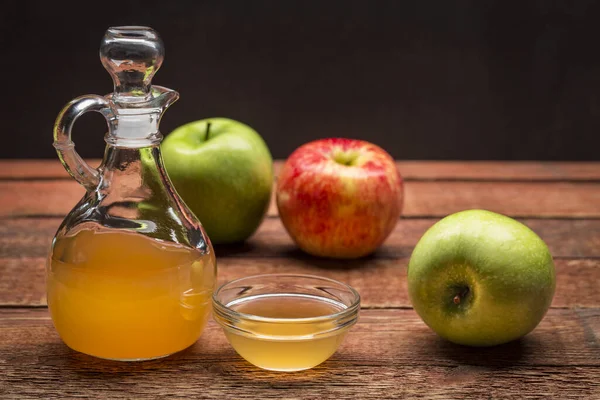 Ongefilterde Rauwe Appelciderazijn Met Moeder Een Korstje Met Een Glazen — Stockfoto