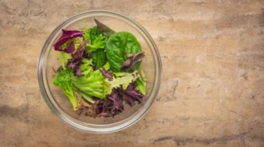 Marul, ıspanak, avokado, lahana turşusu, domates, zeytin, enginar, kırmızı biber ve zeytinyağı ile sağlıklı salata hazırlıyorum.