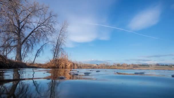 コロラド州北部の湖の低い角度の眺め反射と動きのあるコントラルで時間の経過アニメーション — ストック動画