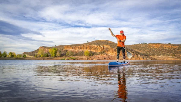 Macho Sênior Remando Stand Paddleboard Lago Montanha Calma Reservatório Dentes — Fotografia de Stock
