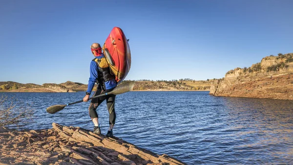 Перенос Спуск Воду Каяка Берегу Озера Водохранилище Хорсетуш Колорадо Концепция — стоковое фото